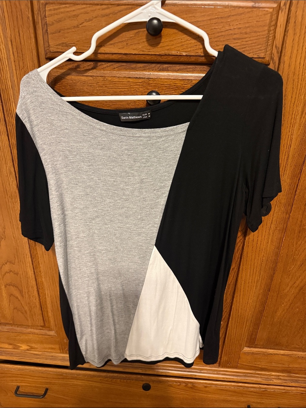 Sarin Mathews Black & Gray Colorblock Short Sleeve Tee